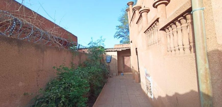 Étage Spacieux de 6 Chambres, près du Consulat du Burkina Faso