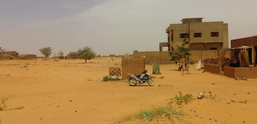 Parcelle 400 m², devant Château R16