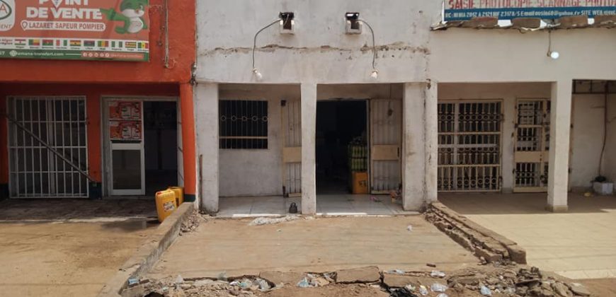 Boutique avec Douche Interne, sur le Goudron des Sapeurs Pompiers