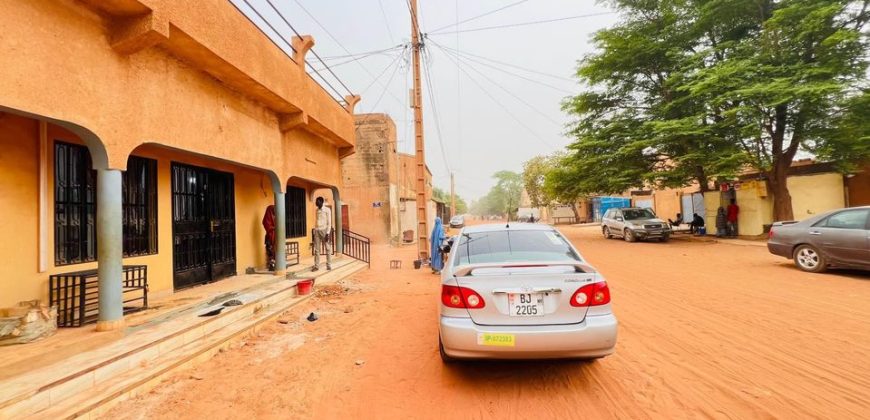 2 Boutiques Collées avec Staff, 2ème Laterite