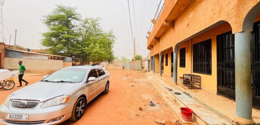 2 Boutiques Collées avec Staff, 2ème Laterite