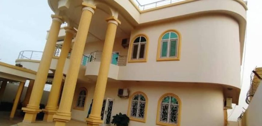 Villa à Étages 6 Chambres avec Piscine