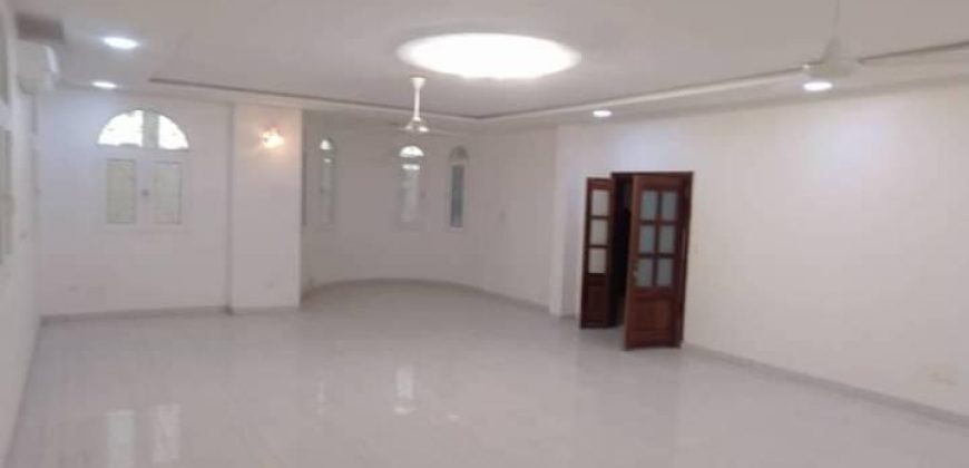 Villa à Étages 6 Chambres avec Piscine