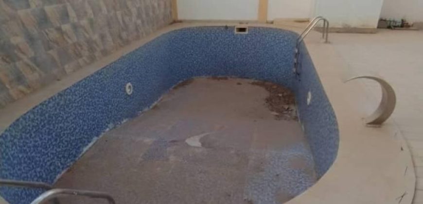 Villa à Étages 6 Chambres avec Piscine