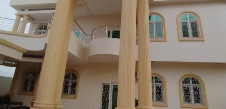 Villa à Étages 6 Chambres avec Piscine