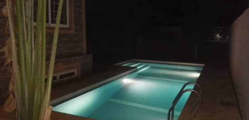 Villa 10 Chambres avec Sous-sol et Piscine