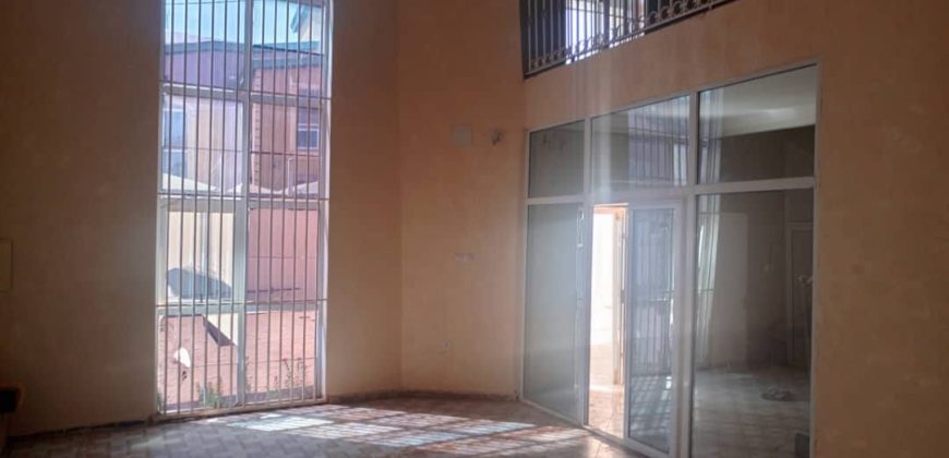 Étage 4 Chambres, 4 Douches, Dépendance