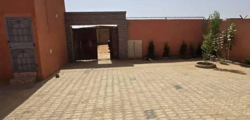 Maison en Dalle 3 Chambres, Grande Cour