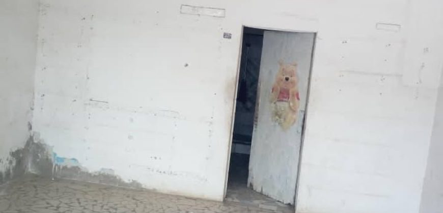 Grande Boutique au bord du Goudron Wadata