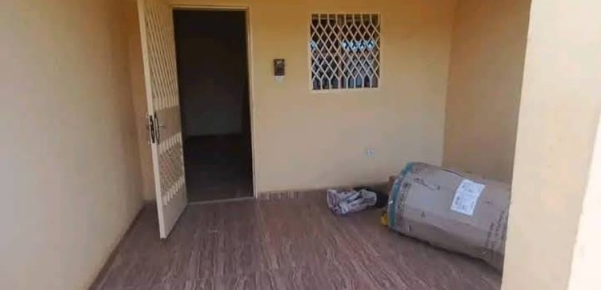 Maison 1 Chambre, Salon, Magasin et Hangar