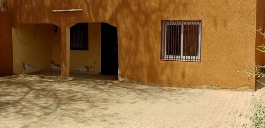 Maison 3 Chambres, 3 Douches, Pavé et Dépendance