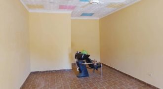 Boutique avec Grande Chambre et Douche Interne