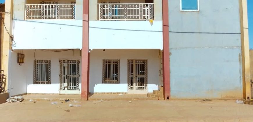 Boutique avec Grande Chambre et Douche Interne