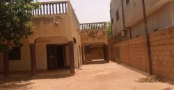 Grande Maison en Dalle, 3 Chambres, vers Kangou Tessam