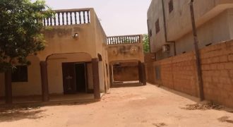 Grande Maison en Dalle, 3 Chambres, vers Kangou Tessam