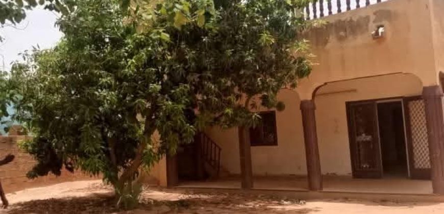 Grande Maison en Dalle, 3 Chambres, vers Kangou Tessam