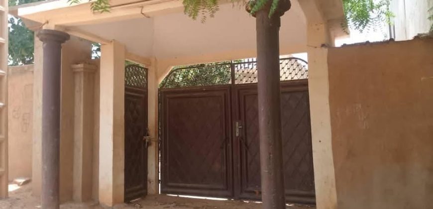 Grande Maison en Dalle, 3 Chambres, vers Kangou Tessam