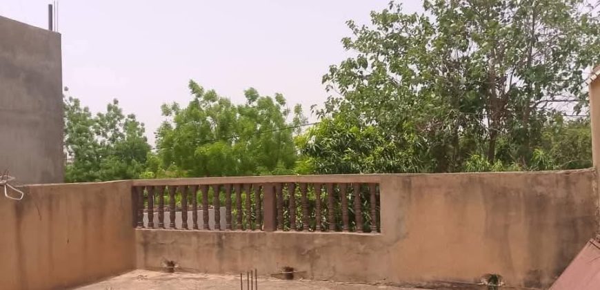 Grande Maison en Dalle, 3 Chambres, vers Kangou Tessam