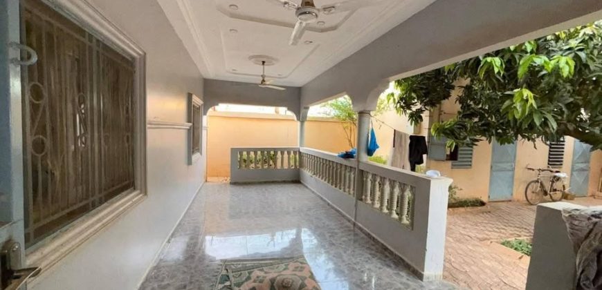 Grande Villa en Dalle 3 Chambres, Dépendance