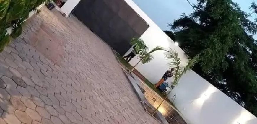 Maison à Étages 3 Chambres, Piscine, Dépendance