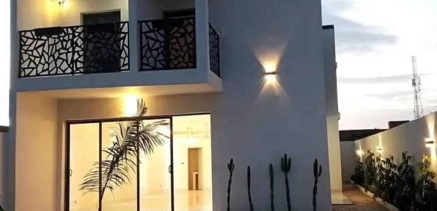 Maison à Étages 3 Chambres, Piscine, Dépendance