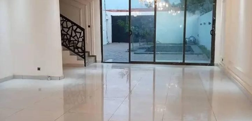 Maison à Étages 3 Chambres, Piscine, Dépendance