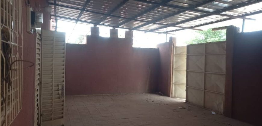 Villa 3 Chambres, 2 Douches, Hangar
