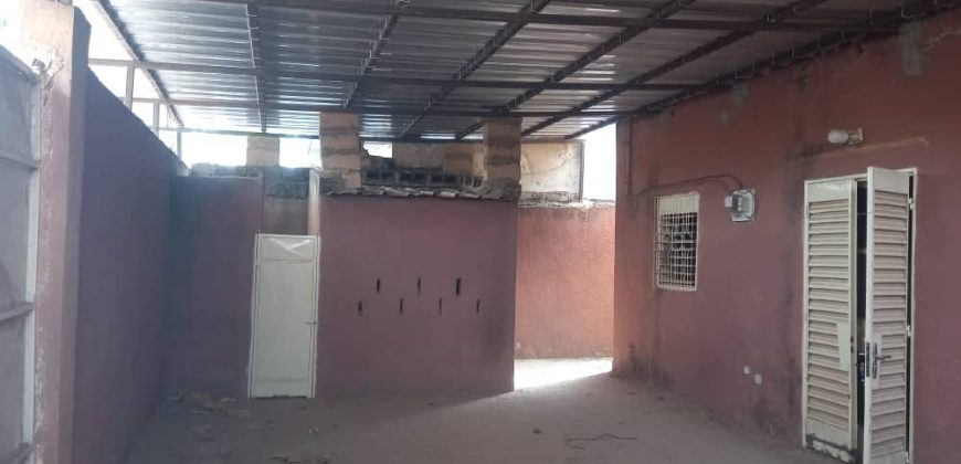 Villa 3 Chambres, 2 Douches, Hangar