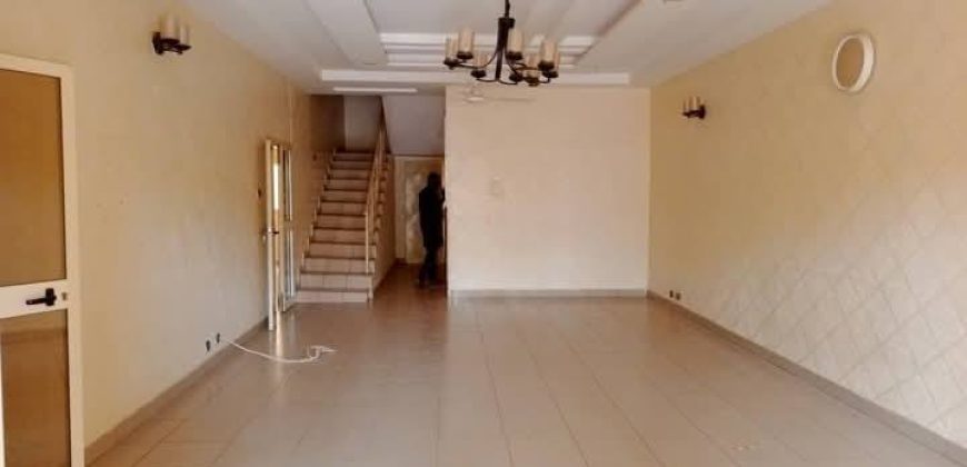 Villa 3 Chambres, 3 Douches, Dépendance
