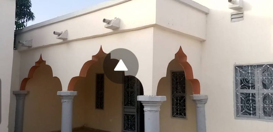 Villa 3 Chambres avec Douche, Salon, Dépendance