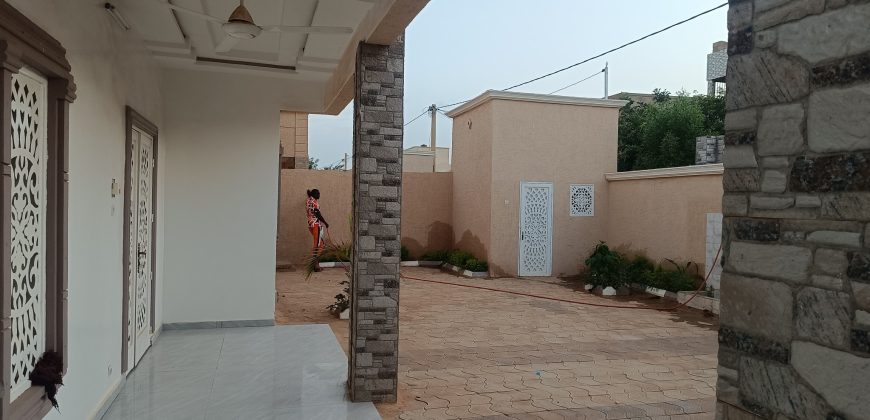 Villa 4 Chambres avec Douche Interne, Salon, sur 400 m²