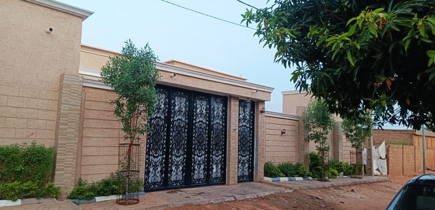 Villa 4 Chambres avec Douche Interne, Salon, sur 400 m²