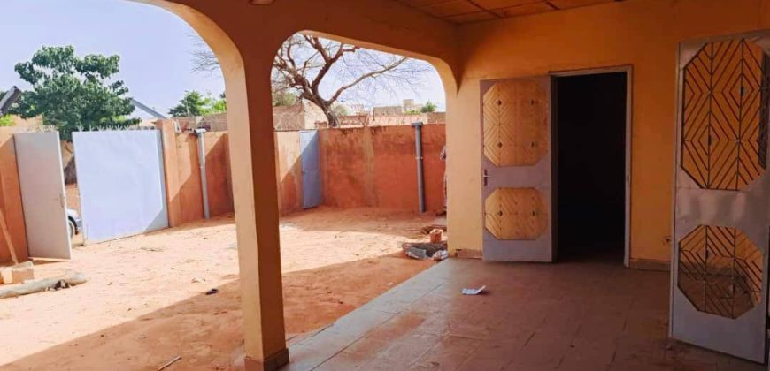 Maison 3 Chambres, 2 Douches, près de la Gendarmerie