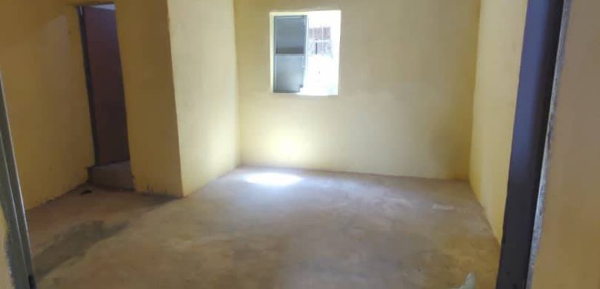 Maison de 1 Chambre, 2 Douches, derrière Station BM