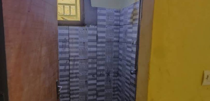 Maison de 1 Chambre, 2 Douches, derrière Station BM