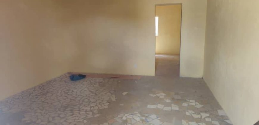 Maison de 1 Chambre, 2 Douches, derrière Station BM