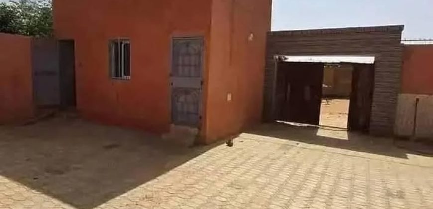 Maison en Dalle 3 Chambres, 2 Douches, Grande Cour