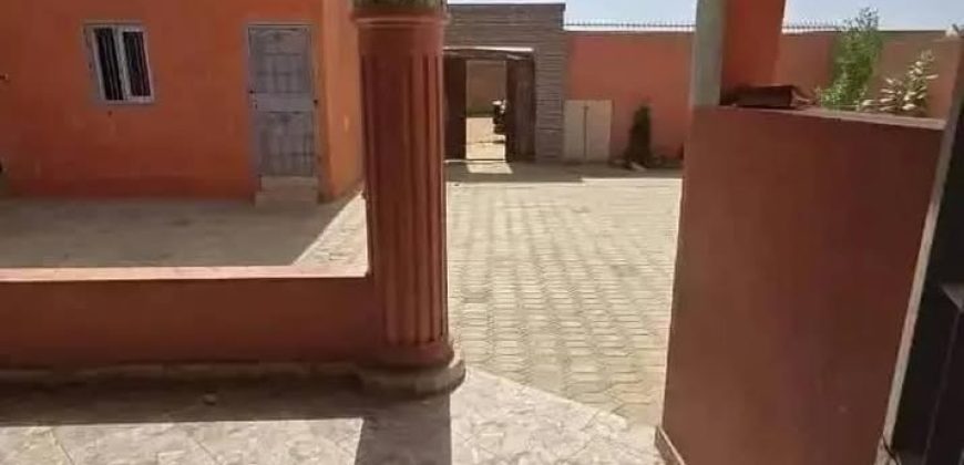 Maison en Dalle 3 Chambres, 2 Douches, Grande Cour