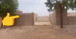 Terrain Clôturé de 200 m², Ouest de l’Hôpital de Référence