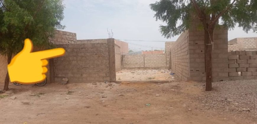 Terrain Clôturé de 200 m², Ouest de l’Hôpital de Référence