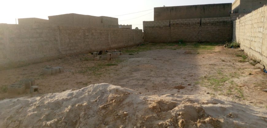 Terrain de 225 m², Côté Est de l’Université