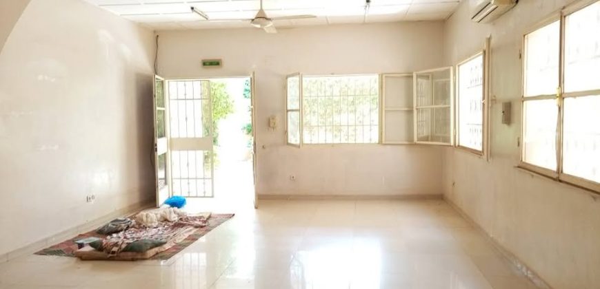 Villa 3 Chambres, 3 Douches, Dépendance et Hangar
