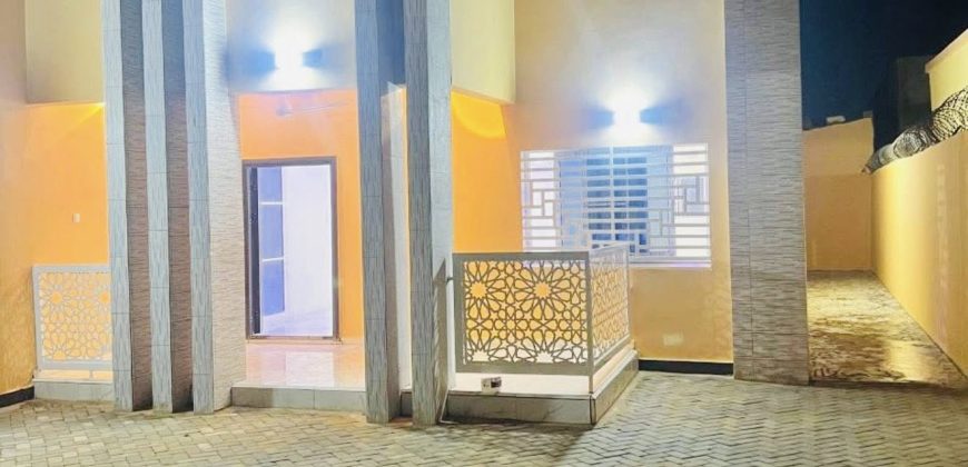 Villa 3 Chambres, 2 Salons, à 400 m du Goudron FÉNIFOOT