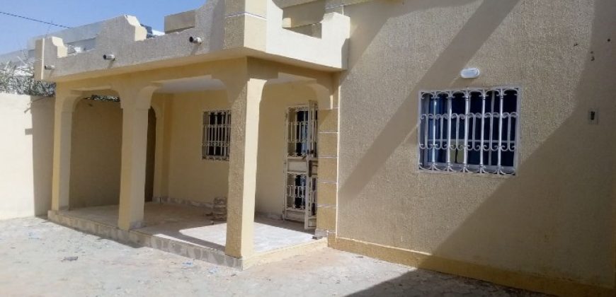 Belle Maison 4 Chambres, Zone CEG 6 à 130 m du Goudron