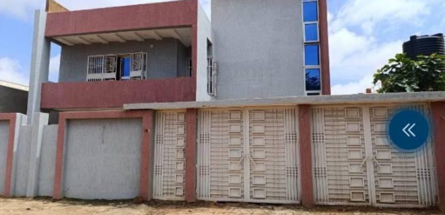 Duplex 5 Chambres, 2 Salons, derrière FÉNIFOOT