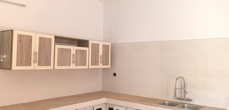 Maison en Dalle 4 Chambres, 5 Douches, Magasin