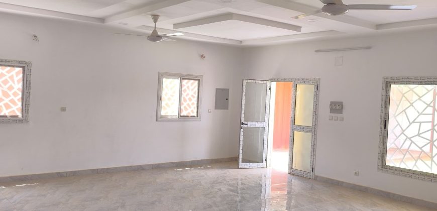 Maison en Dalle 4 Chambres, 5 Douches, Magasin