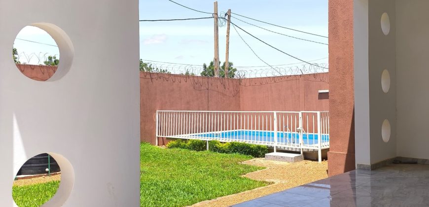 Maison en Dalle 4 Chambres, 5 Douches, Magasin