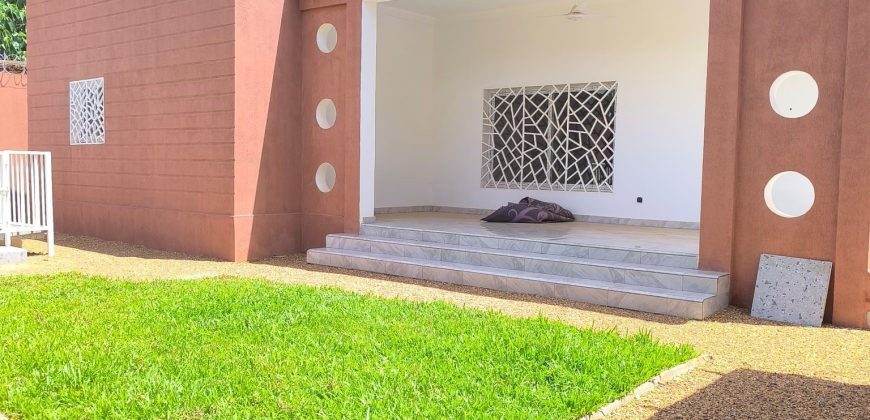 Maison en Dalle 4 Chambres, 5 Douches, Magasin