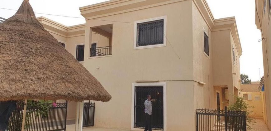 Très Belle Maison Duplex, 4 Chambres avec Piscine